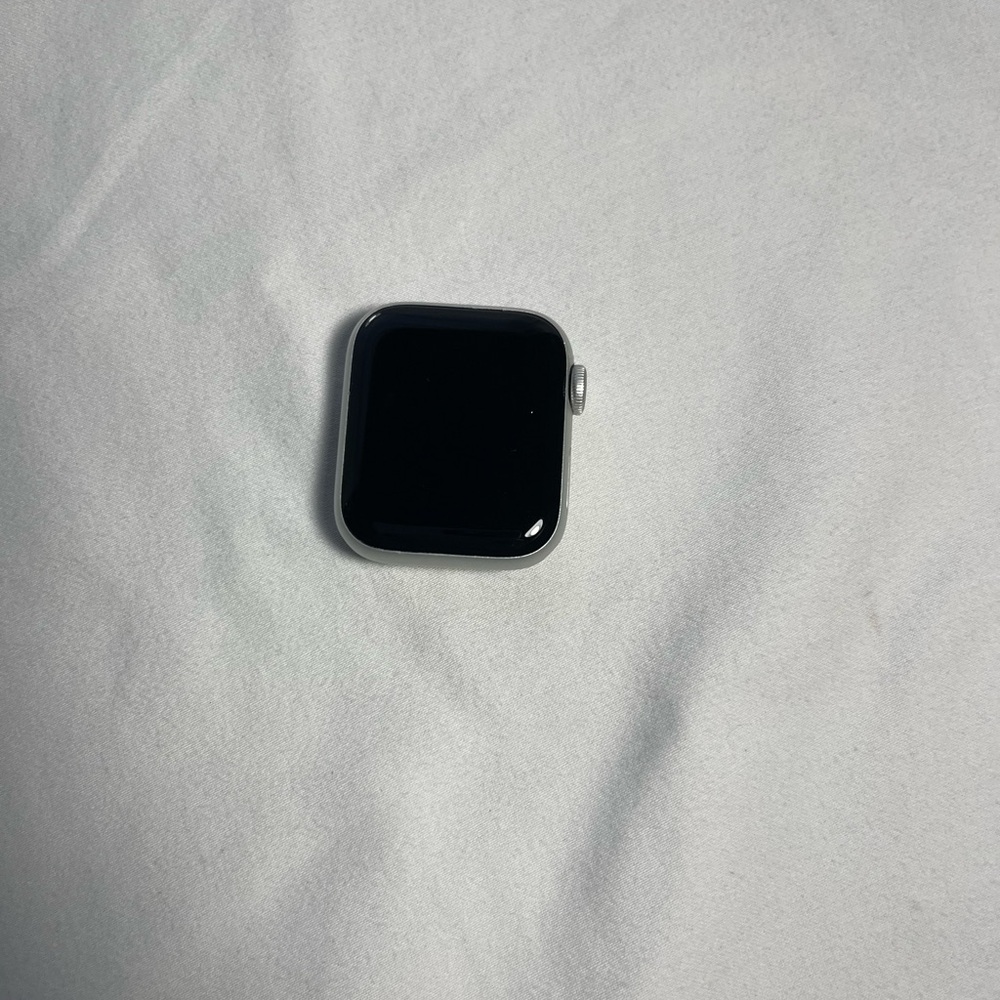 Apple Watch SE New 40MM Alluminum Case with Charger - Picture 6 of 10